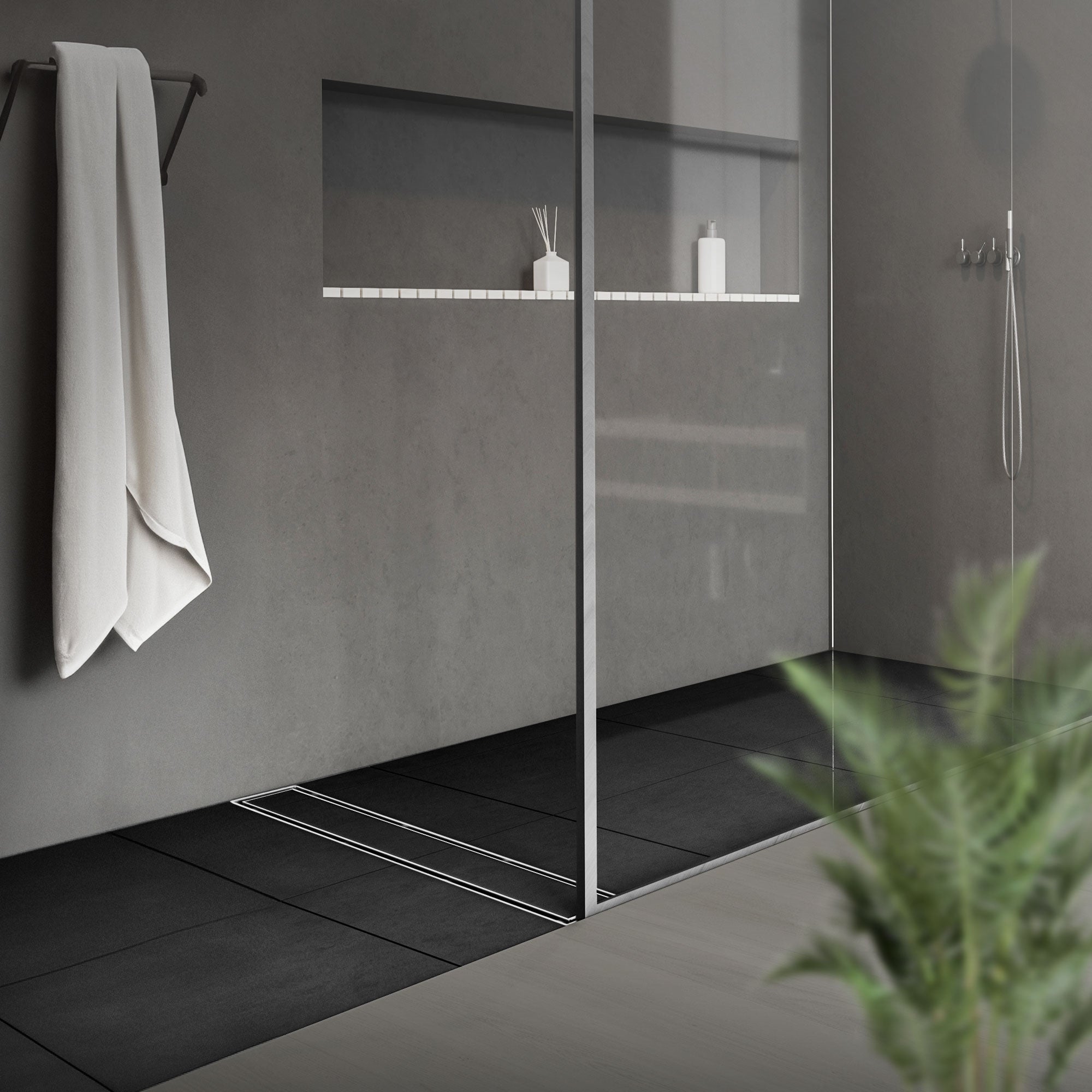 Moderne Dusche mit Glasabtrennung und Handtuchhalter.