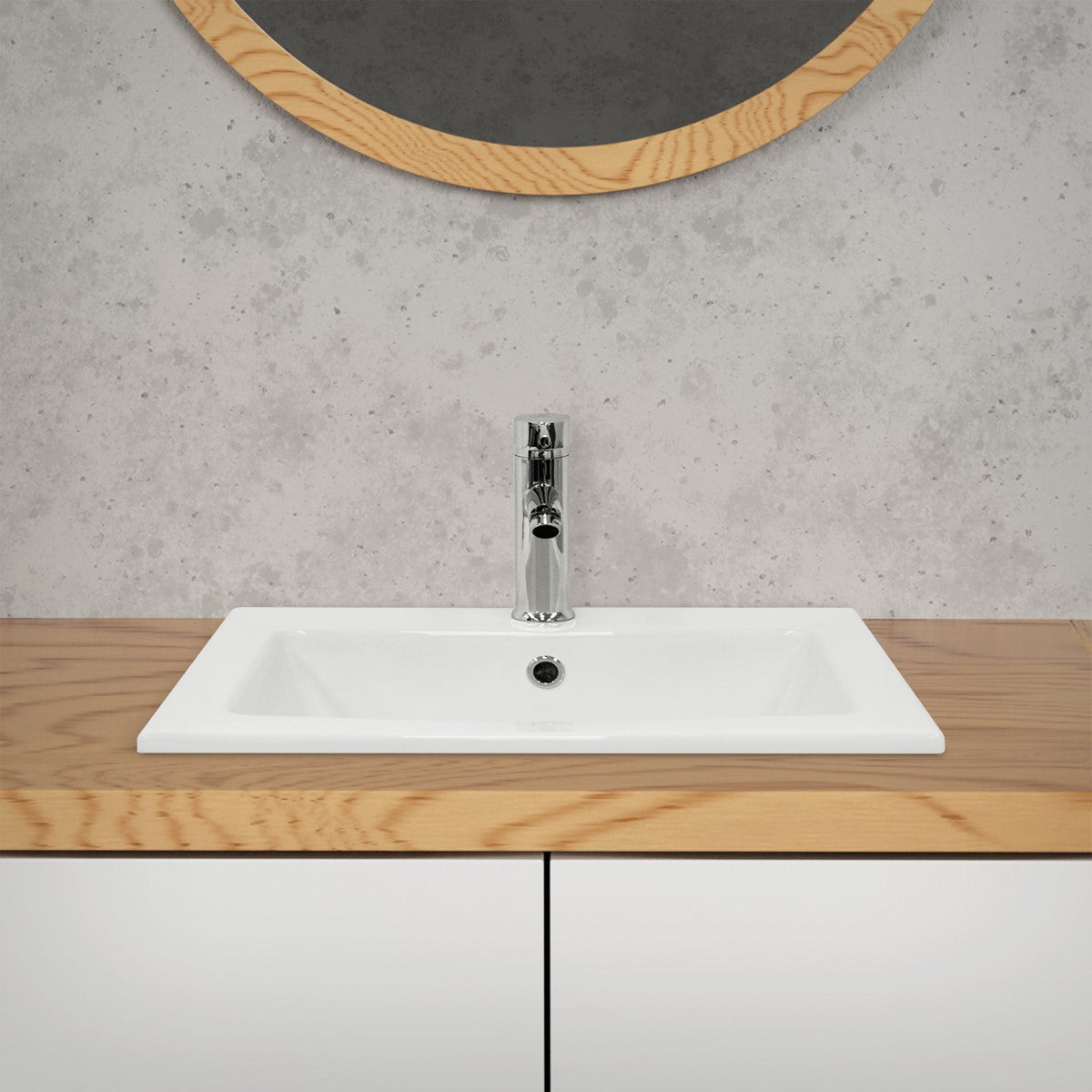 Waschbecken auf einem Holzschrank mit einem runden Spiegel im Hintergrund.