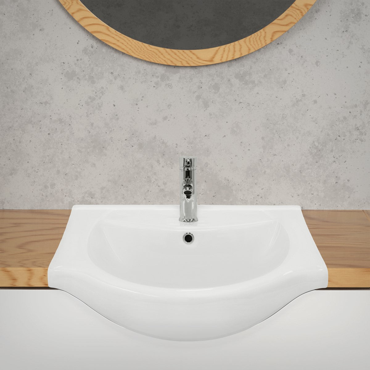Waschbecken auf Holzunterlage, mit Wasserhahn, vor grauer Wand.
