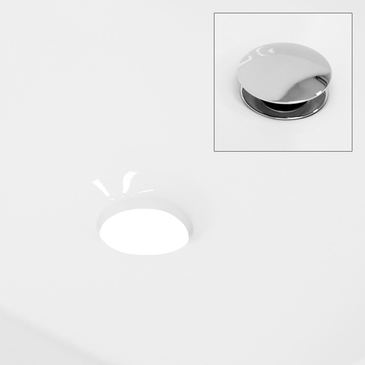 Detailansicht eines Abflussdeckels in glänzendem Metall.