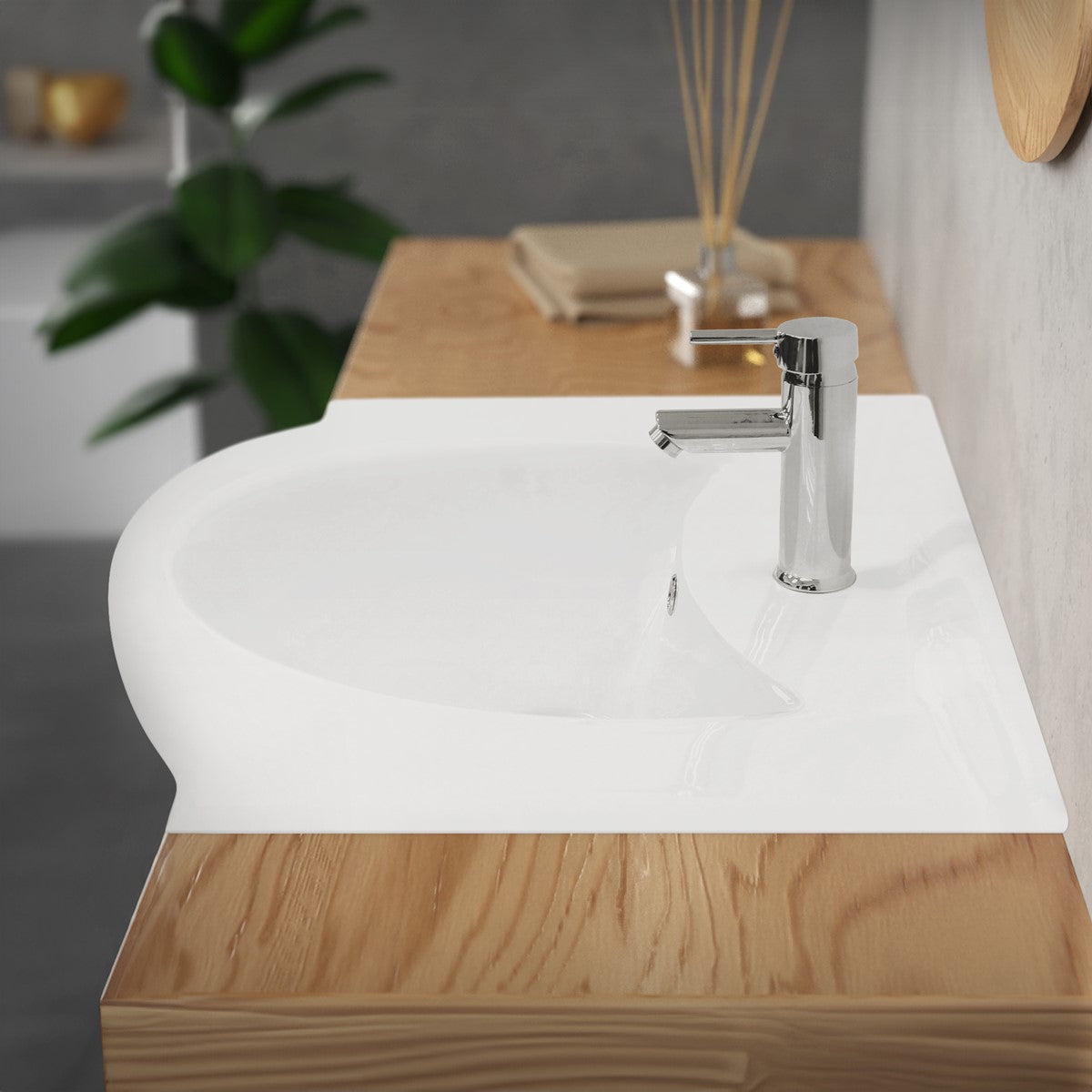 Nahaufnahme eines Waschbeckens mit Wasserhahn auf einem Holzwaschtisch.