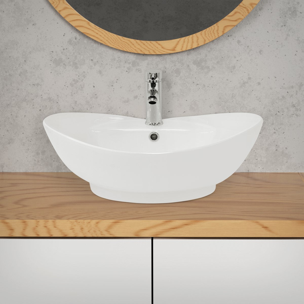 Weißes Waschbecken auf einem Holzwaschtisch, von vorne aufgenommen.