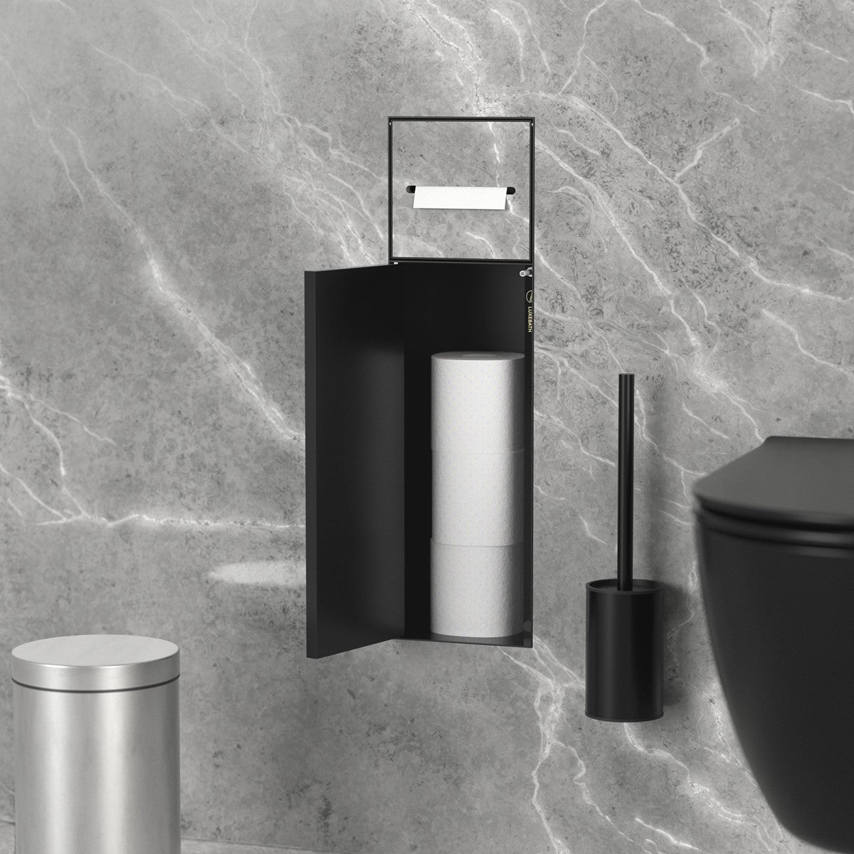 Avoin musta seinäkaappi, jossa on wc-paperiteline ja vararullia; vieressä wc-harja, roskakori ja musta wc-istuin harmaata kiviseinää vasten.