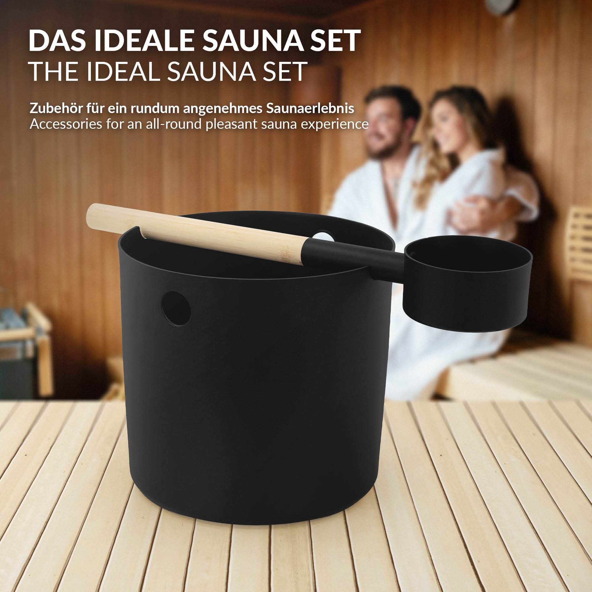 Ein schwarzer Eimer mit Holzgriff und Schöpflöffel, beschriftet mit Sauna-Zubehör.