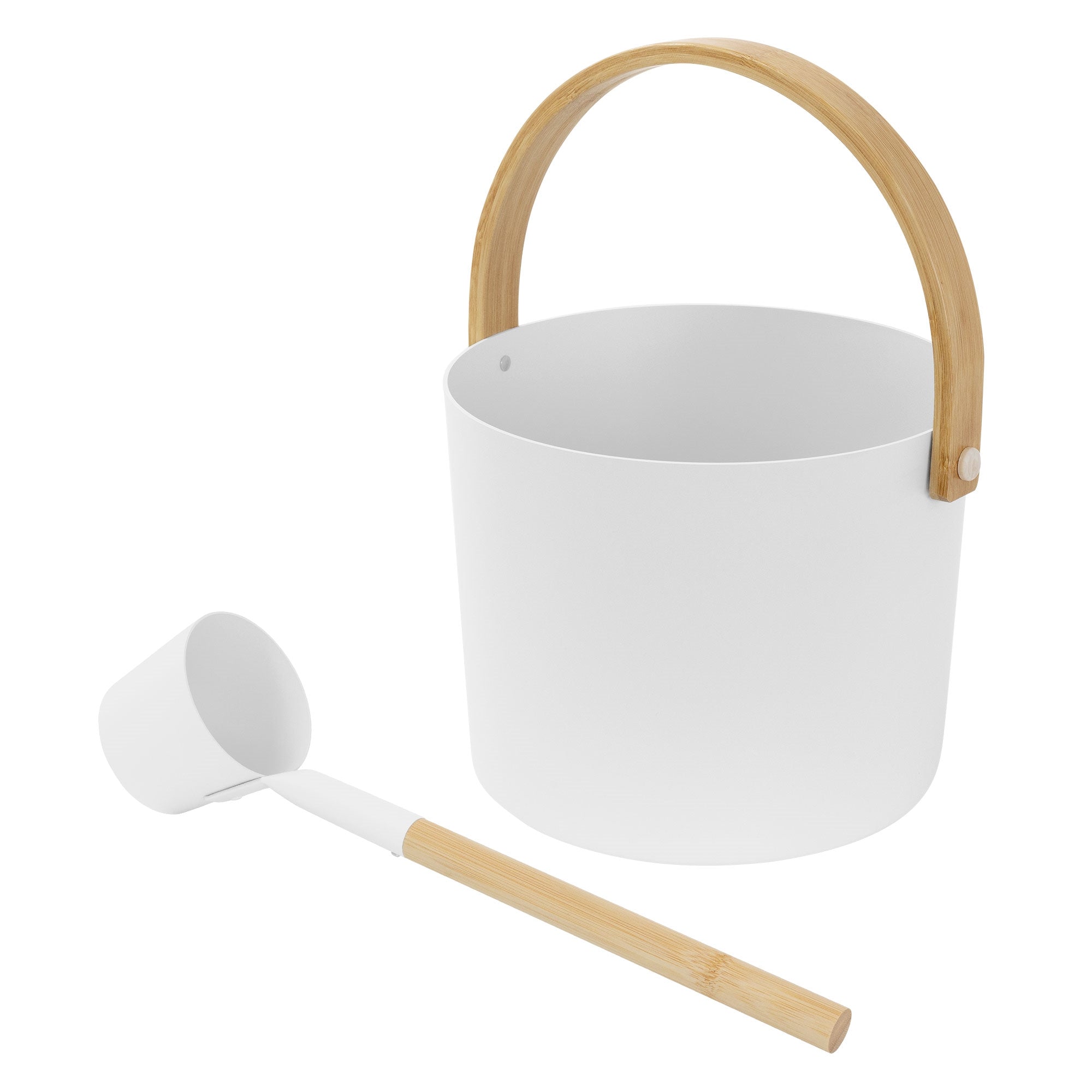 Weiße Eimer mit Holzgriff und Messbecher auf weißem Hintergrund.