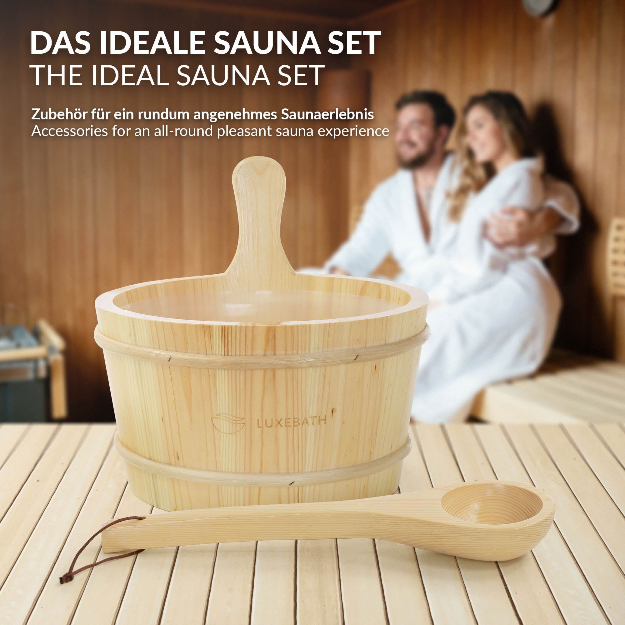 Sauna-Set mit Aufgusskübel und Kelle, in einer Sauna abgebildet.