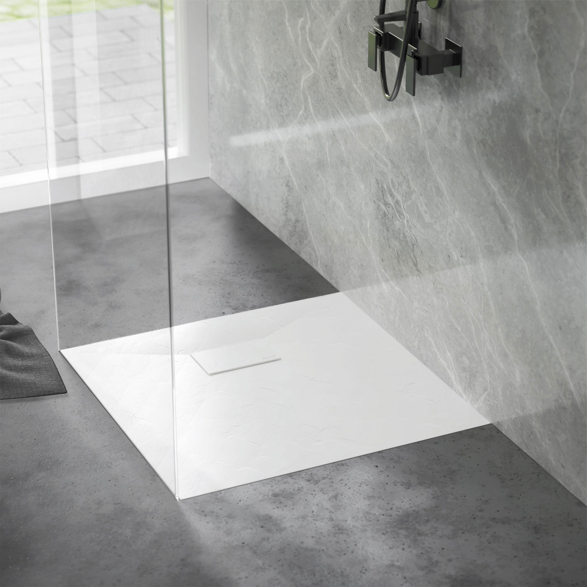 Ducha blanca en un baño moderno con pared de vidrio.