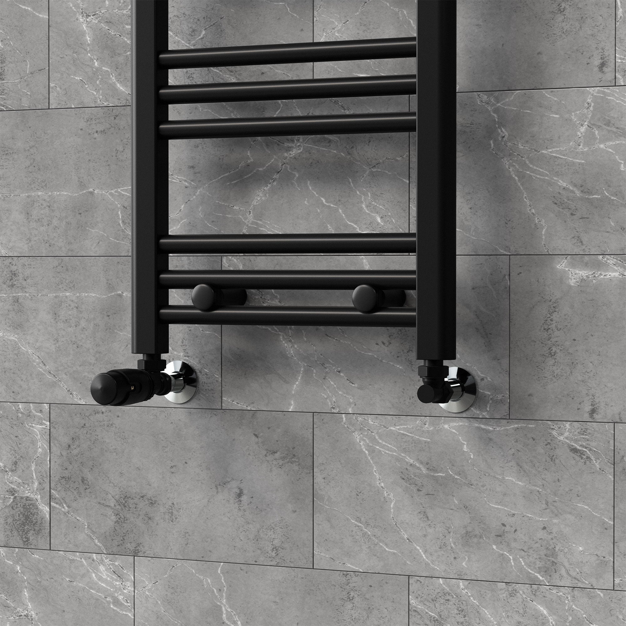 Radiador toallero negro en una pared gris.