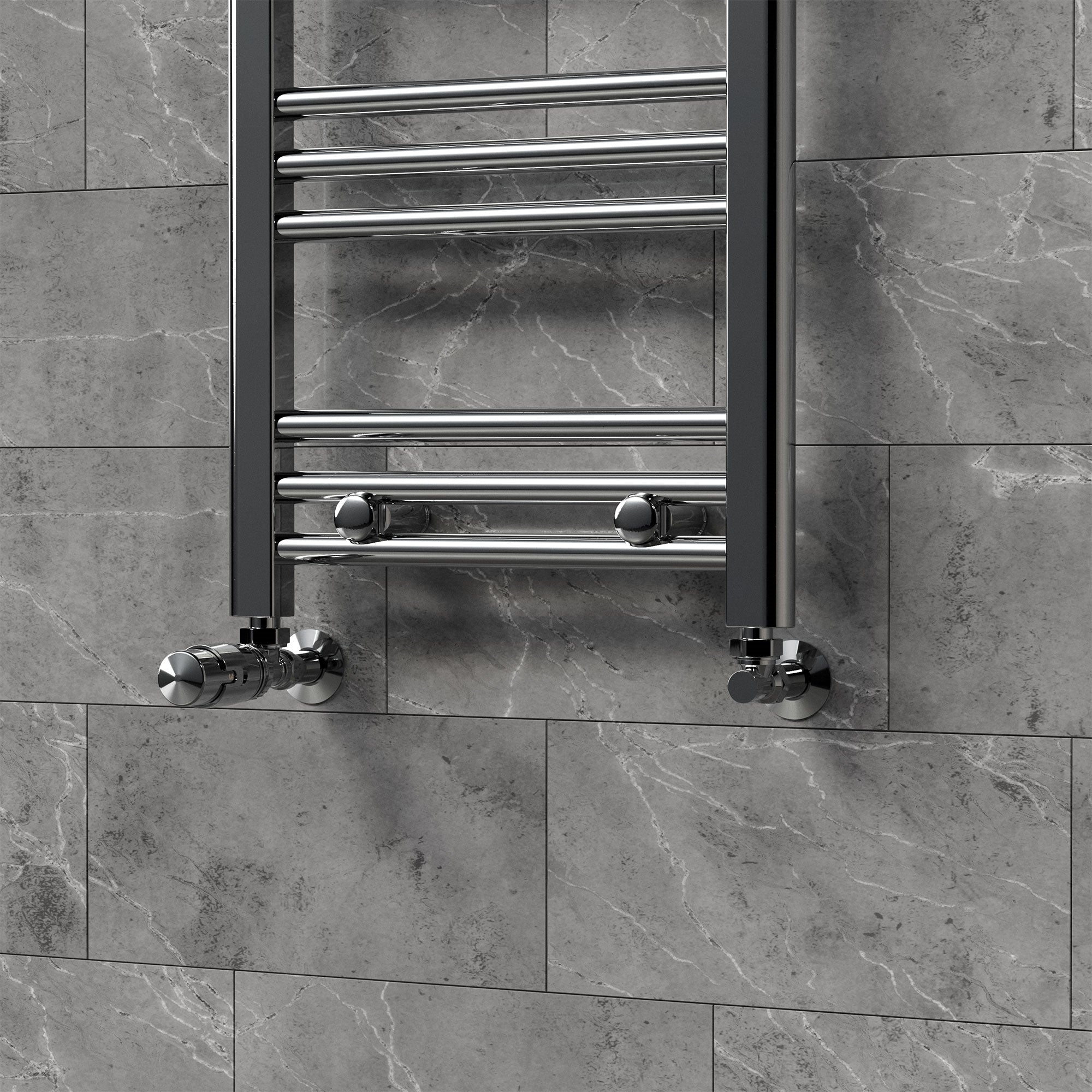 Radiador con tubos cromados en una pared gris.