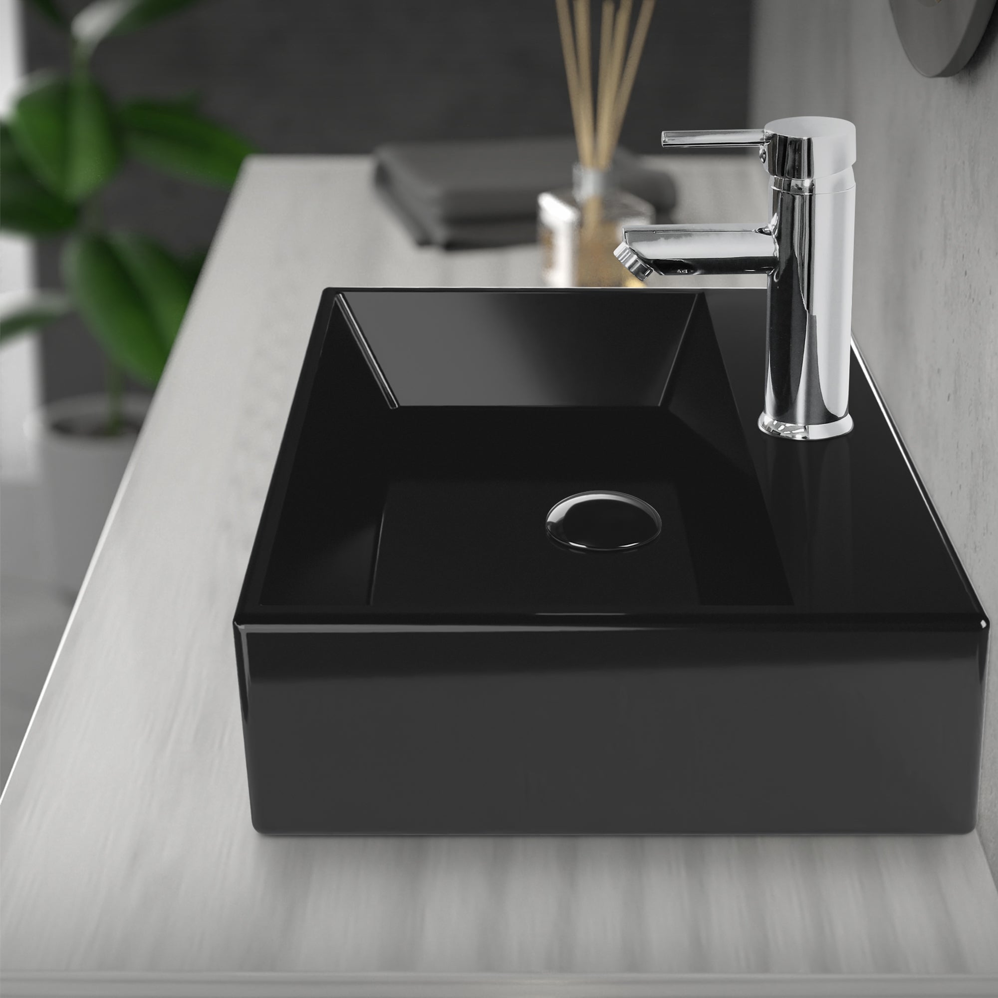 Lavabo nero con rubinetto e scarico in un bagno moderno.