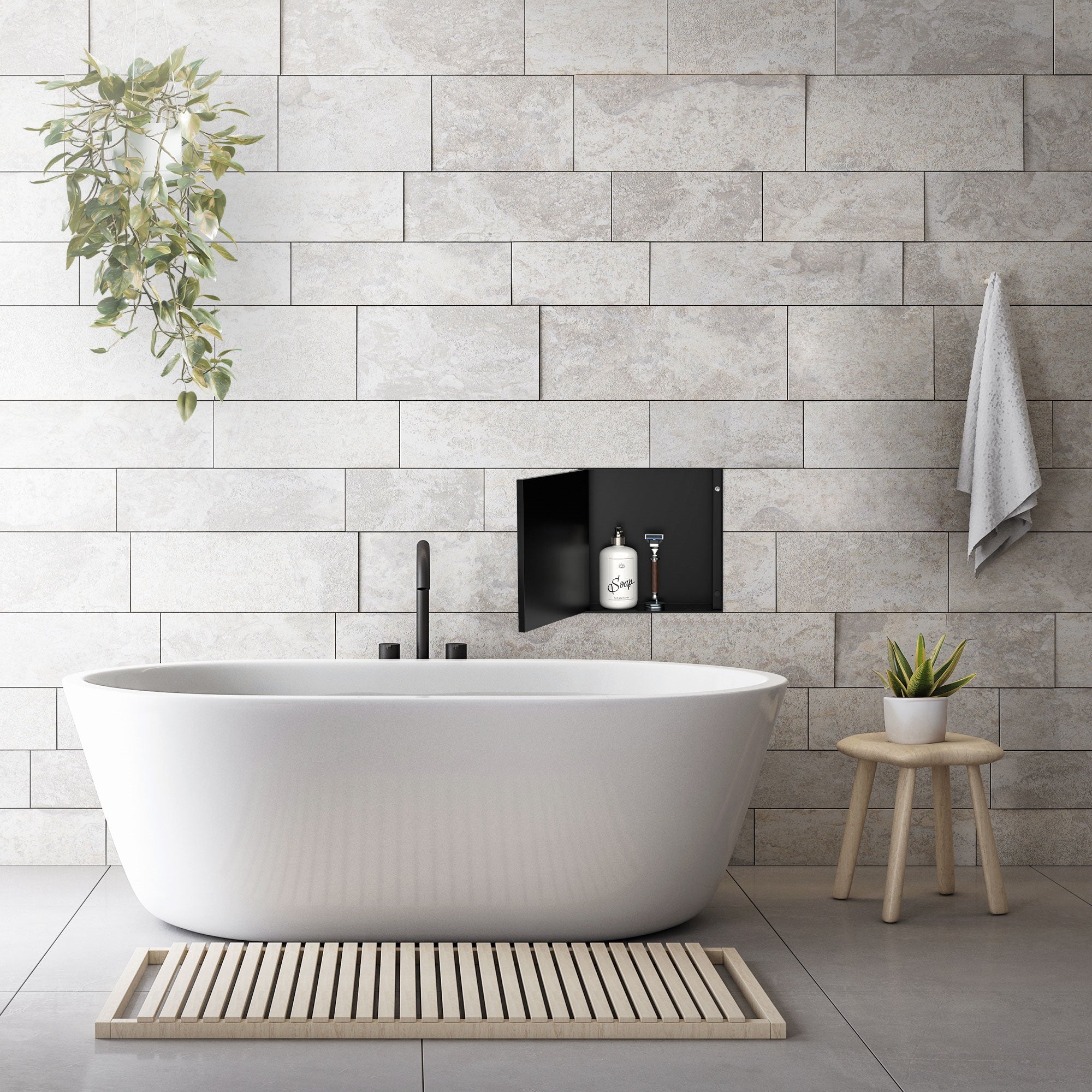 Badezimmer mit freistehender Badewanne und offener Wandnische.