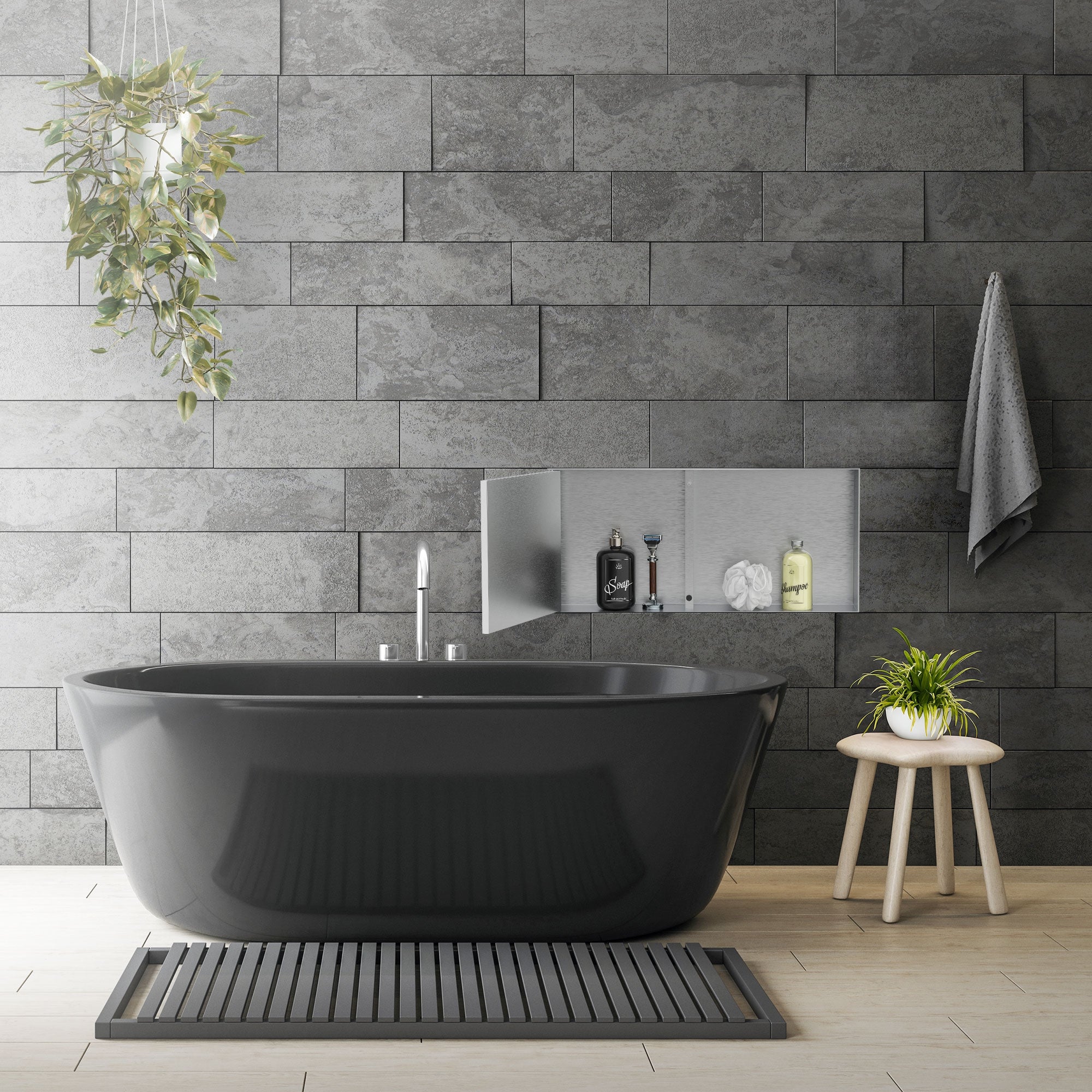 Schwarze Badewanne vor einer dunklen Steinwand mit Pflanzen und Pflegeprodukten.