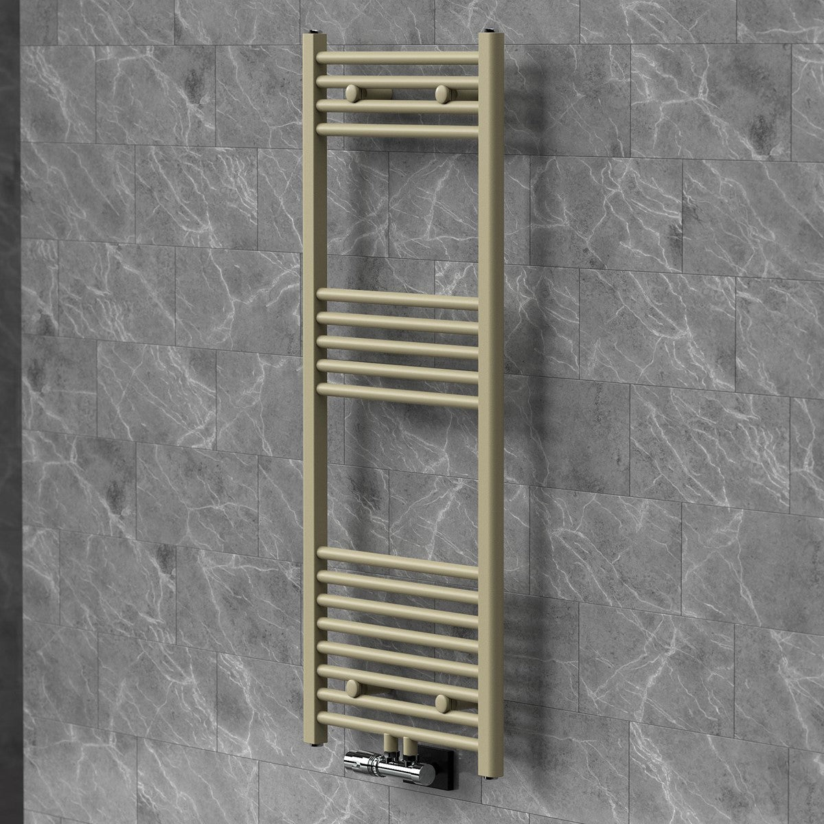 Beige Handtuchheizkörper an einer Wand mit grauem Hintergrund.