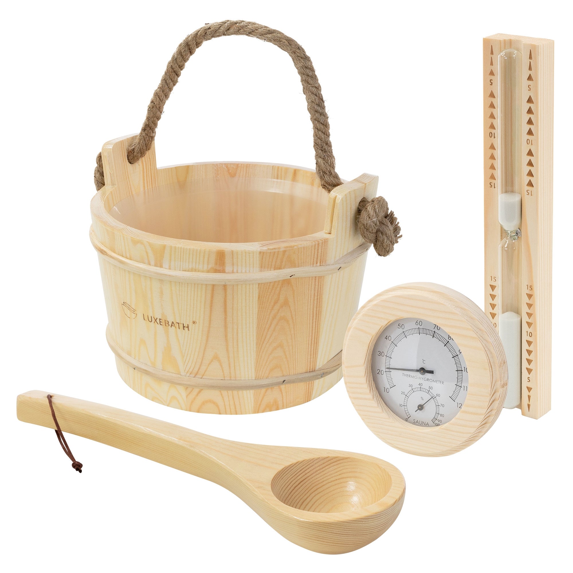 Holz-Eimer, Thermometer und Schaufel aus Holz auf einem weißen Hintergrund.