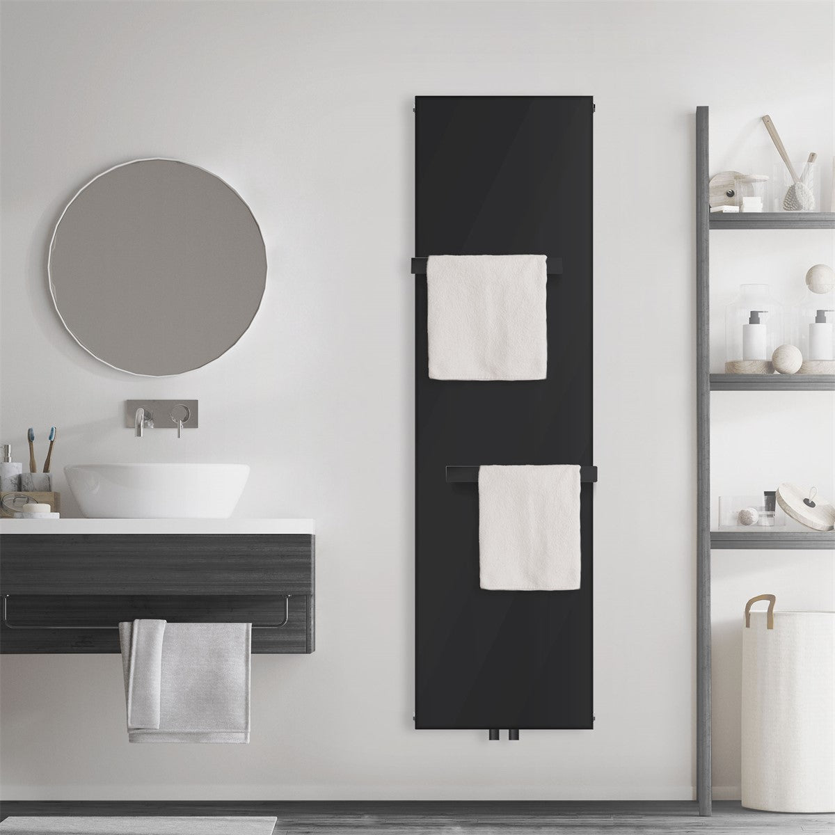 Radiator negru cu două prosoape într-o baie modernă.