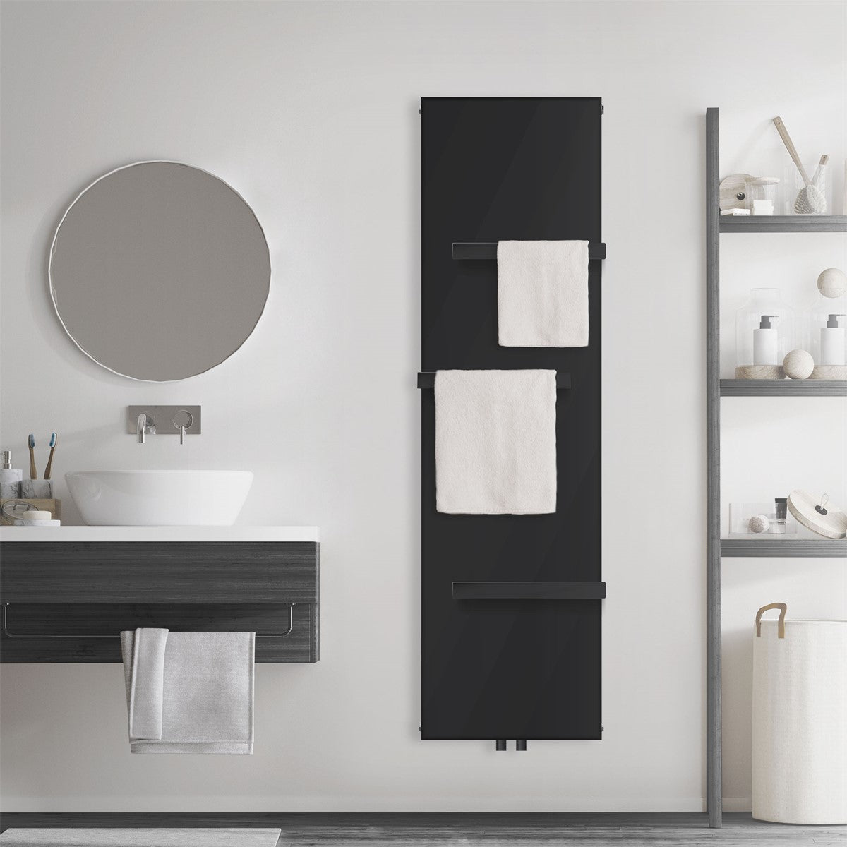 Radiator negru cu două prosoape într-o baie modernă.