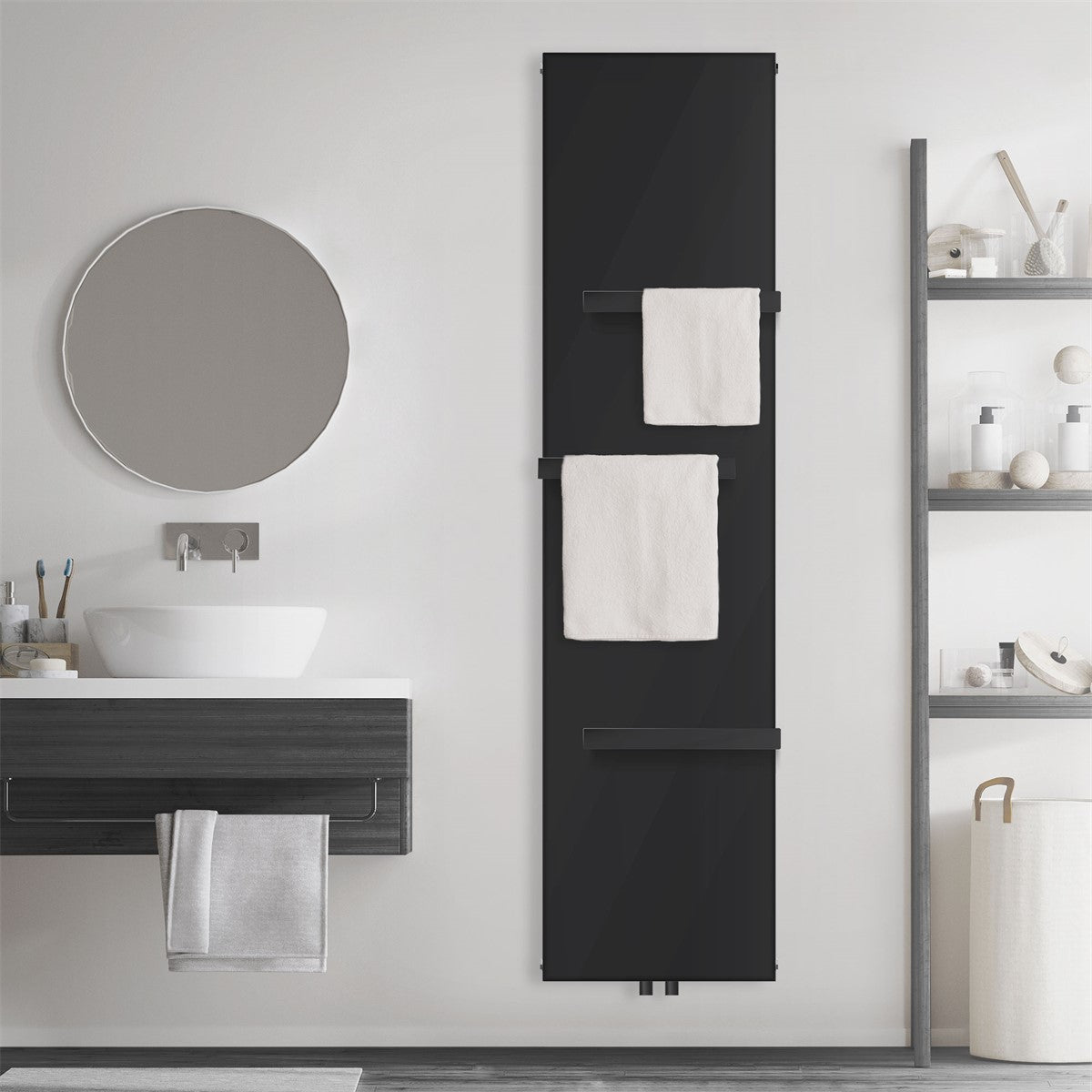 Sort radiator med to håndklæder i et moderne badeværelse.