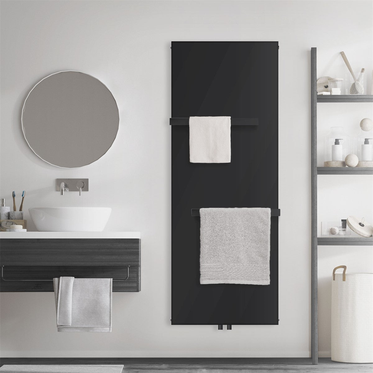 Zwarte handdoekradiator aan een lichte muur in de badkamer.