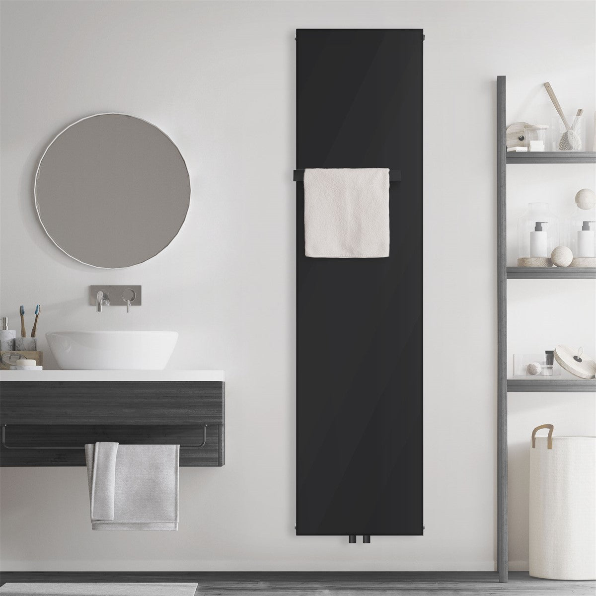 Radiatore nero con un asciugamano in un bagno moderno.