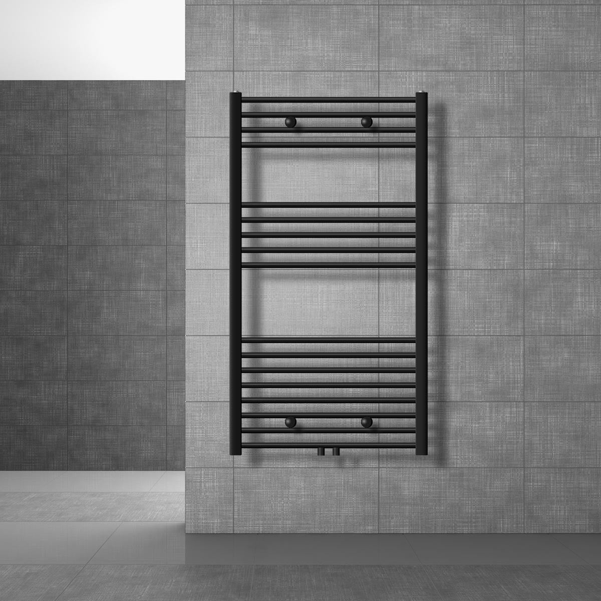 Schwarzer Handtuchheizkörper an einer grauen Wand.