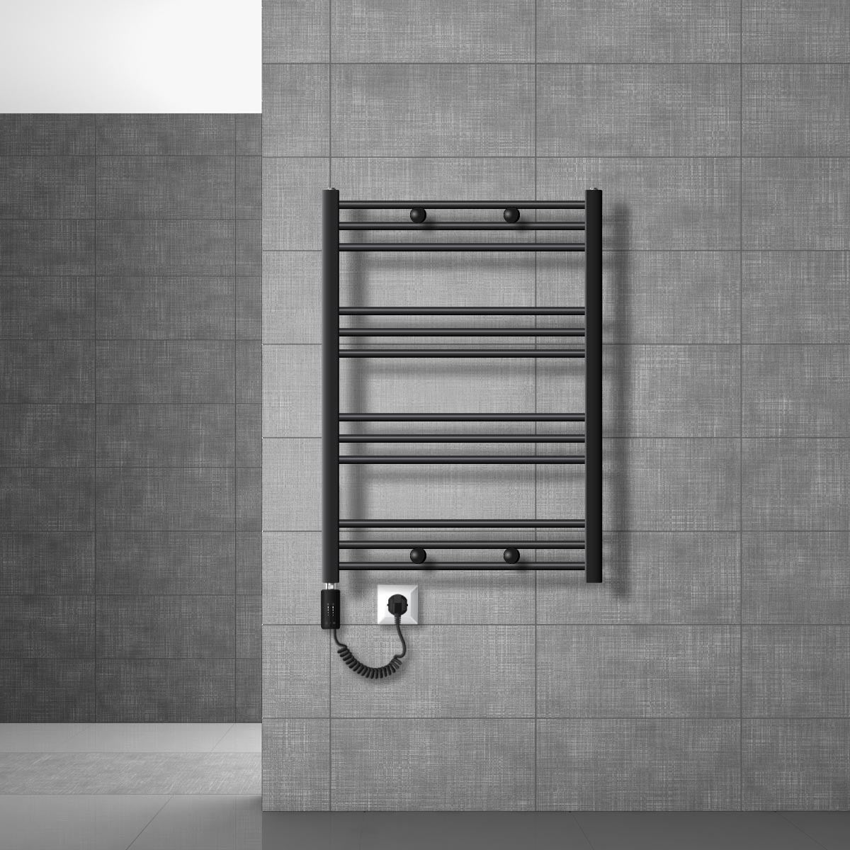 Kompakter schwarzer Handtuchwärmer an grauer Wand mit Steckdose.