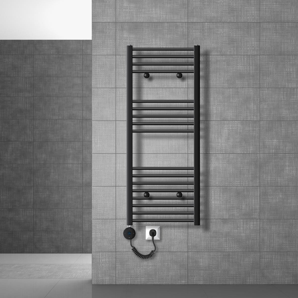 Schwarzer Handtuchheizkörper mit Stecker an grauer Wand.