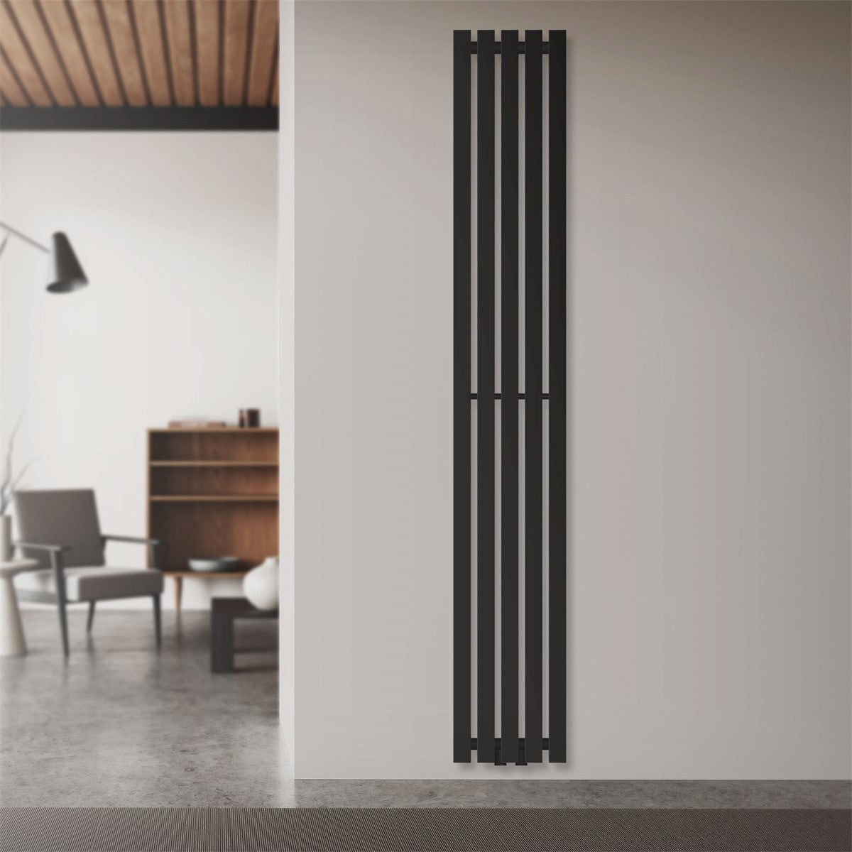 Schwarzer Heizkörper an einer Wand in einem modernen Raum.