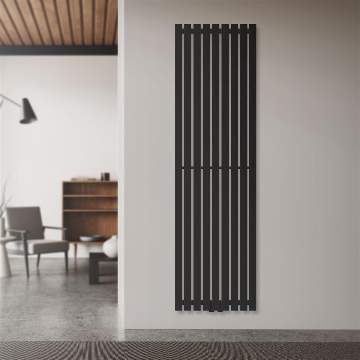 Zwarte verticale radiator aan een muur in een moderne kamer.