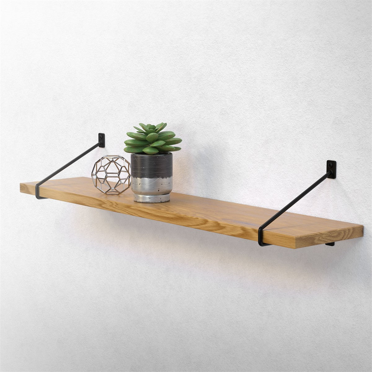 Holzregal mit Pflanze und geometrischem Objekt an einer Wand montiert.