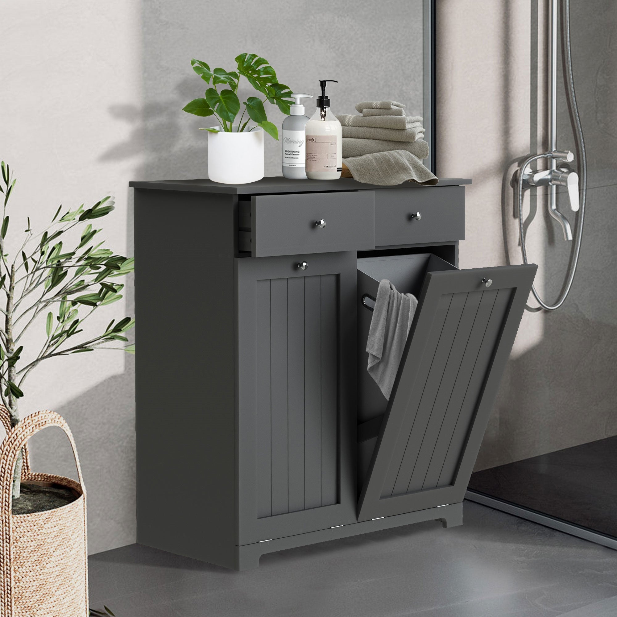 Ein Schrank mit zwei Türen und Schubladen im Badezimmer, Pflanzen und Pflegeprodukten.
