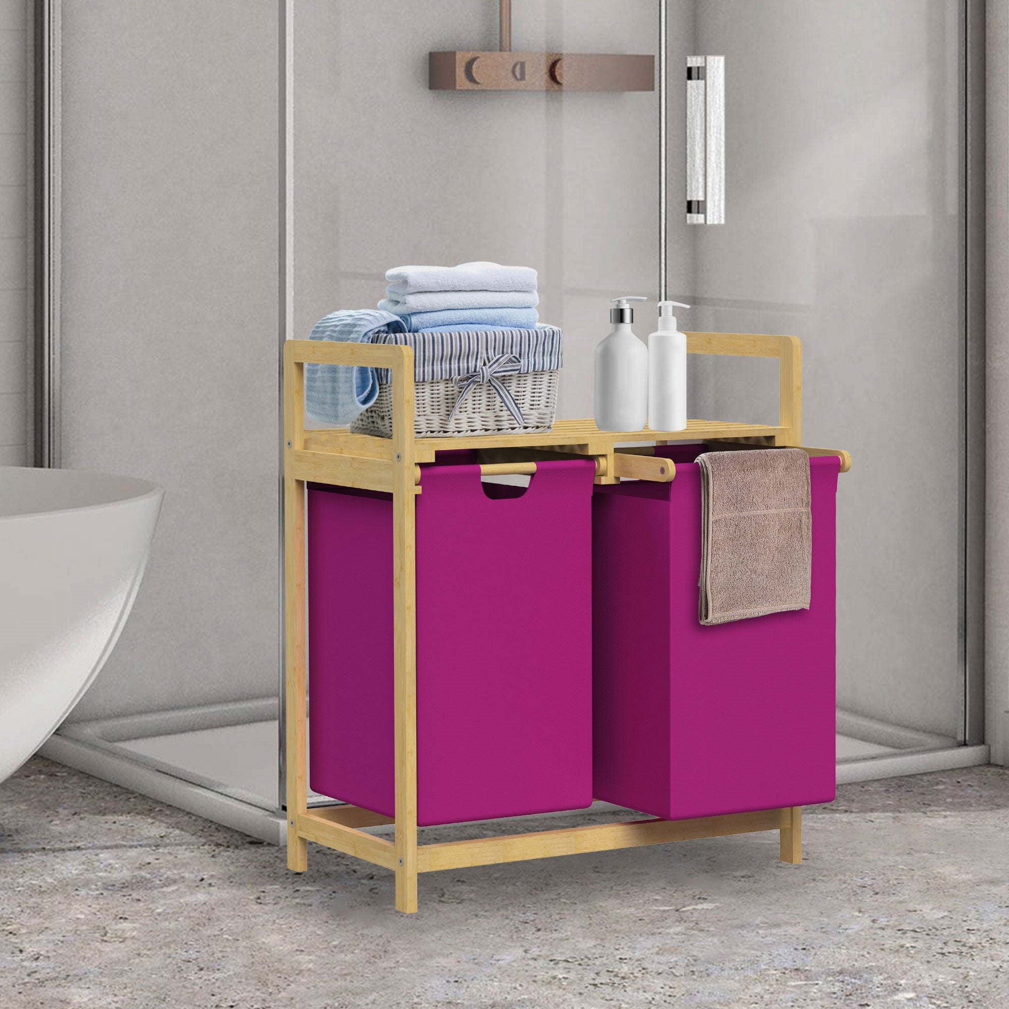 Een houten plank met twee paarse wasmanden, handdoeken en verzorgingsproducten.