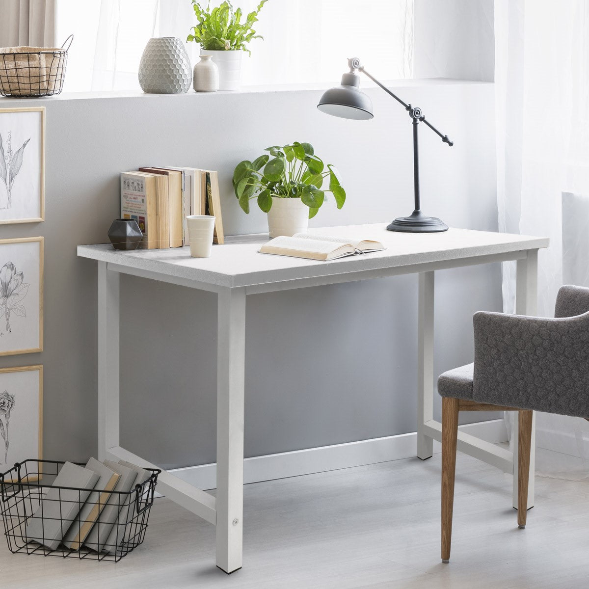 Helles Arbeitszimmer mit Schreibtisch, Lampe, Pflanzen und Bücherregal.