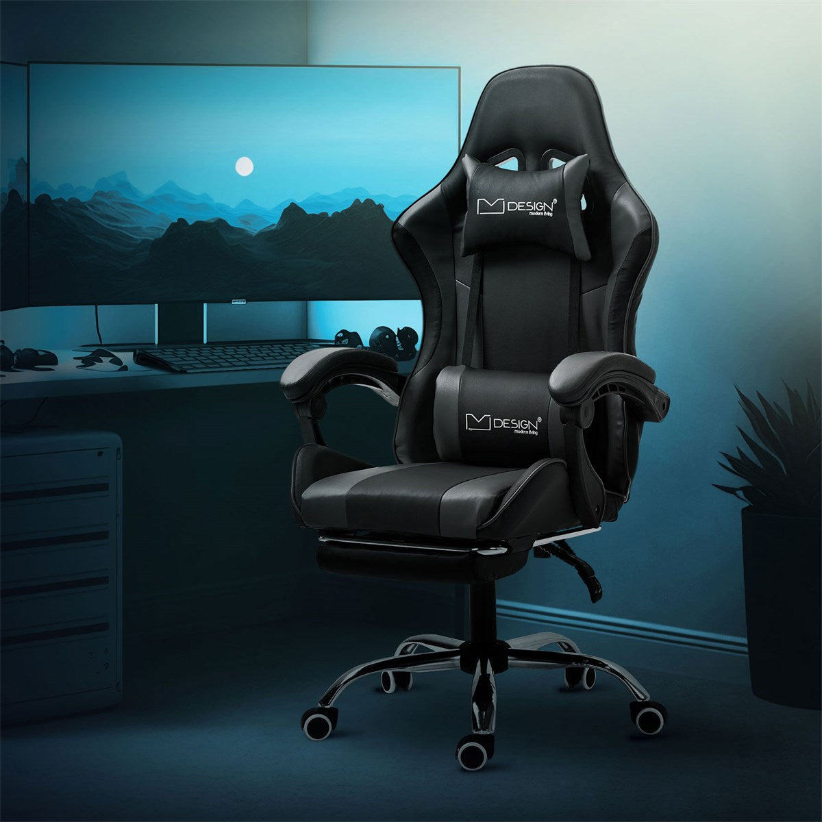Chaise gaming noire devant un écran d’ordinateur dans une pièce.