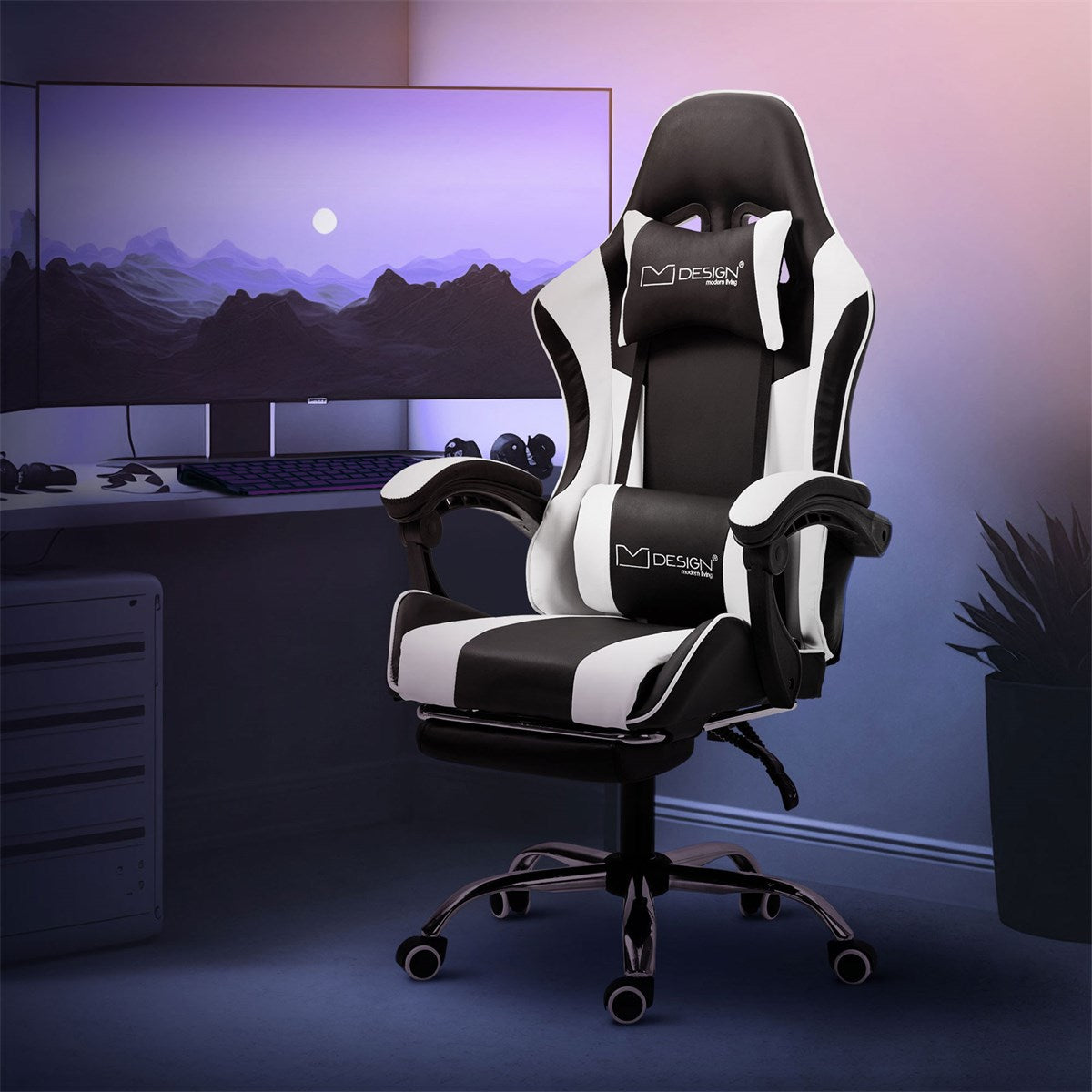 Schwarzer und weißer Gaming-Stuhl vor einem Computerbildschirm mit Berglandschaft.
