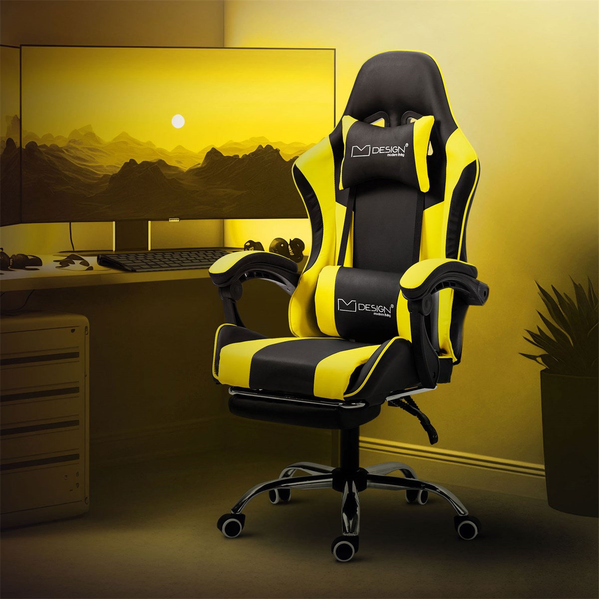 Schwarzer und gelber Gaming-Stuhl vor einem Bildschirm mit Berglandschaft.