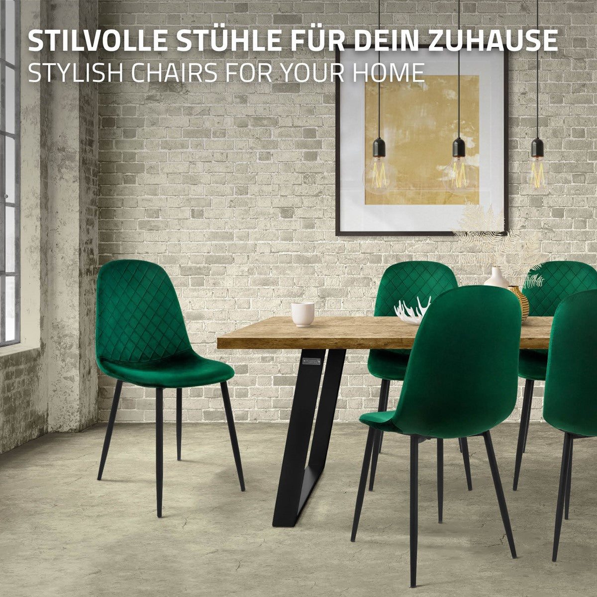 Stilvolle grüne Stühle um einen Holztisch in einem modernen Raum.