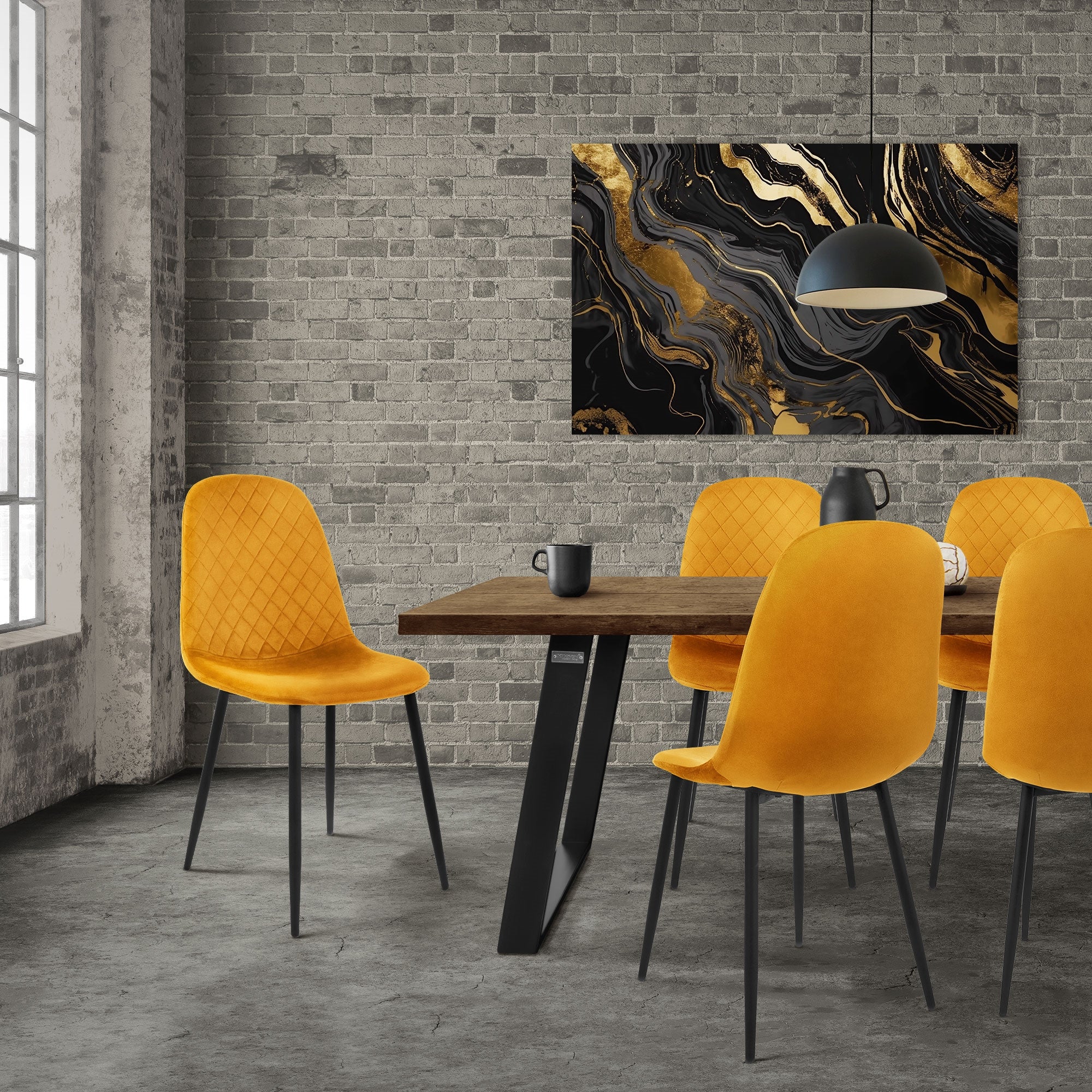 Esszimmer mit gelben Stühlen und einem Holztisch vor einer modernen Wanddekoration.
