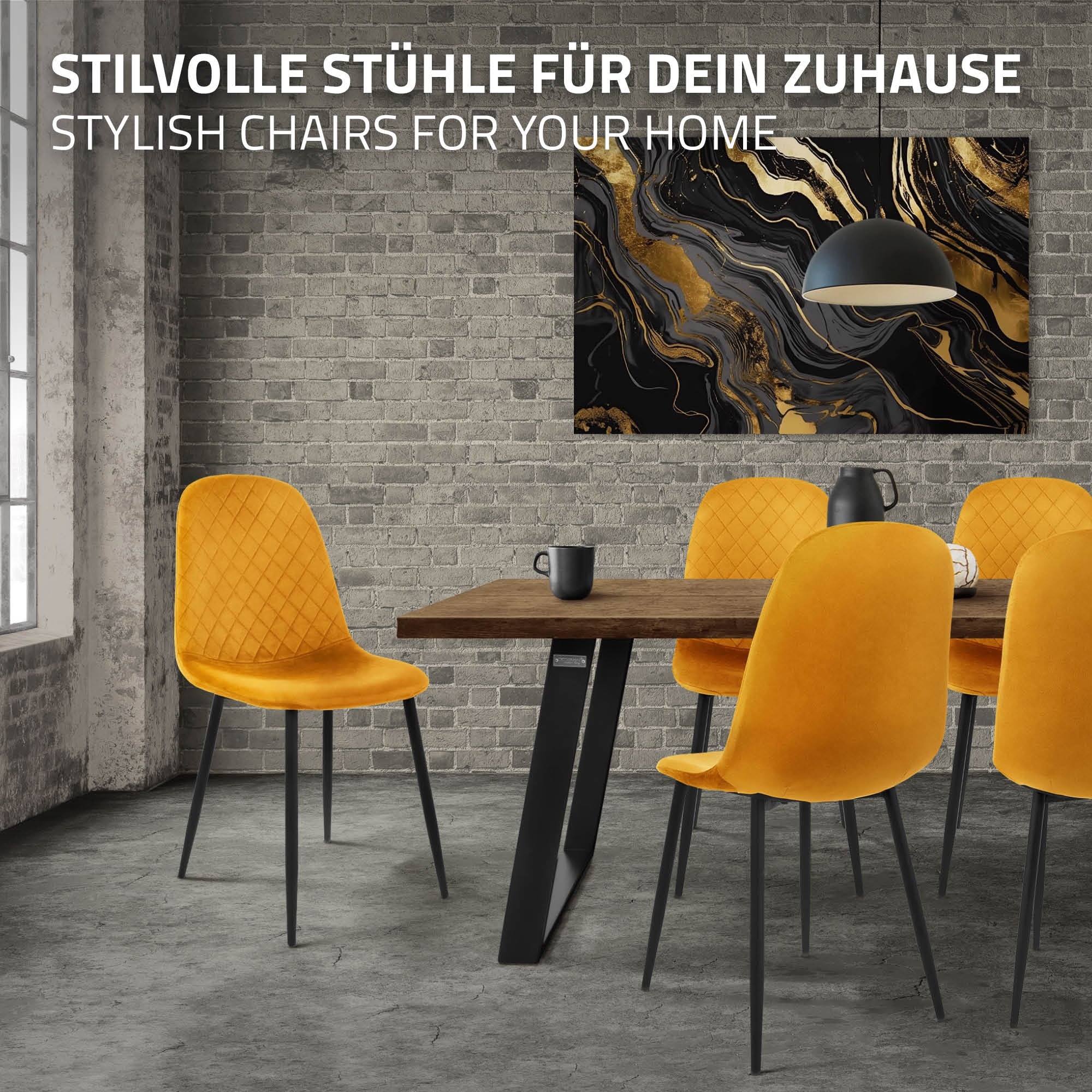 Esszimmer mit einem Holztisch und gelben Stühlen vor einer Backsteinwand.
