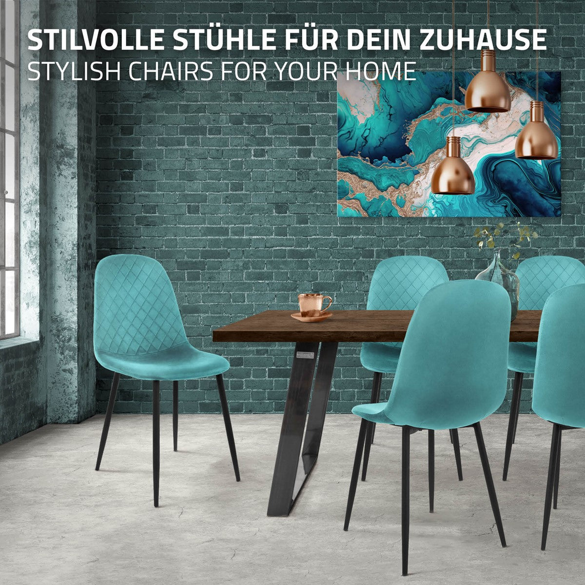 Cadeiras turquesa à volta de uma mesa numa sala elegante.