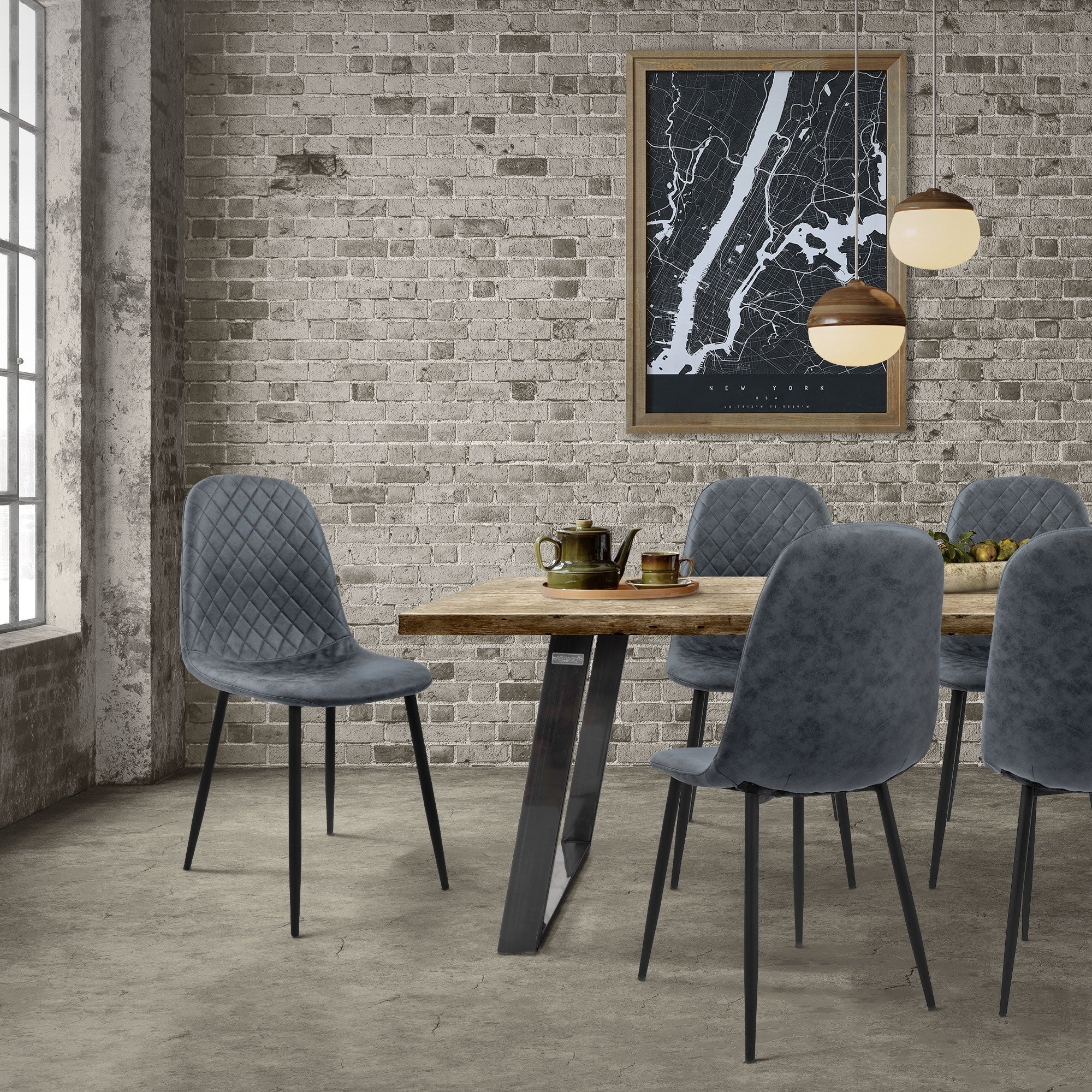 Esszimmer mit grauen Stühlen um einen Holztisch, Wand mit Kunstwerk.
