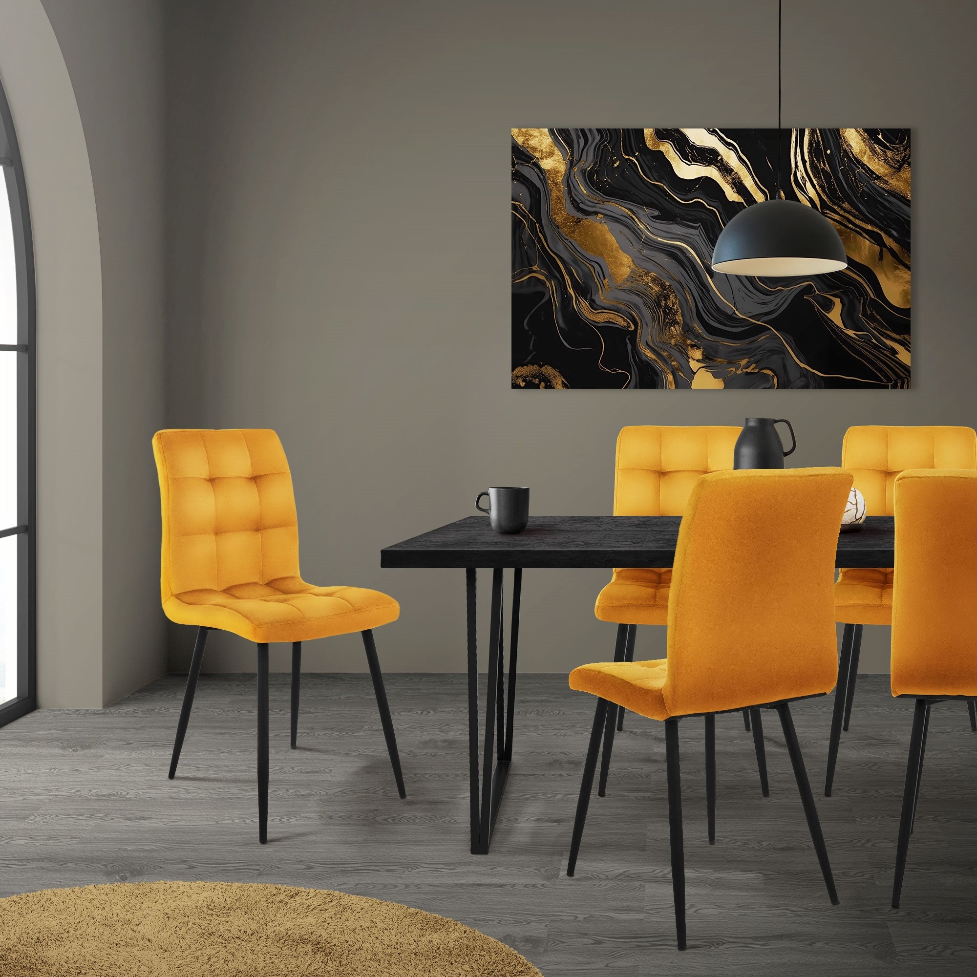 Salle à manger avec des chaises orange, une table noire et une décoration murale moderne.