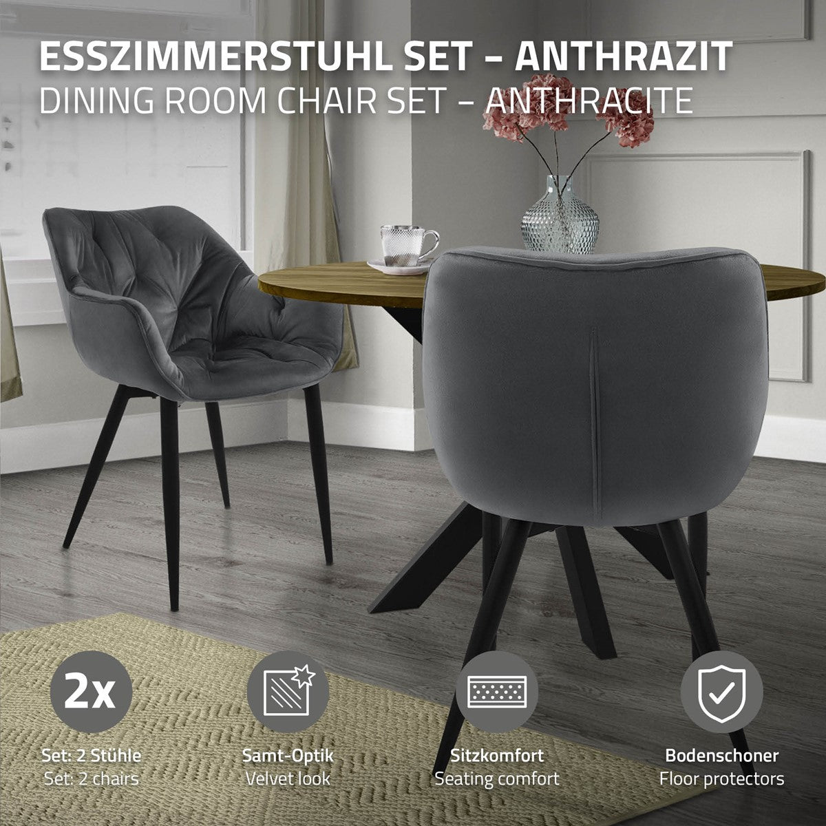 Zwei graue Stühle an einem Tisch, mit einem Teppich und einem Tisch in der Mitte.