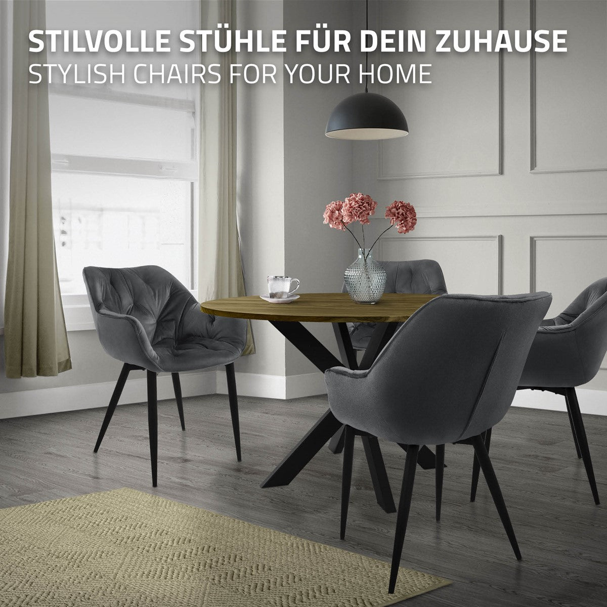 Graue Esszimmerstühle um einen runden Tisch mit Blumen in einer Vase.