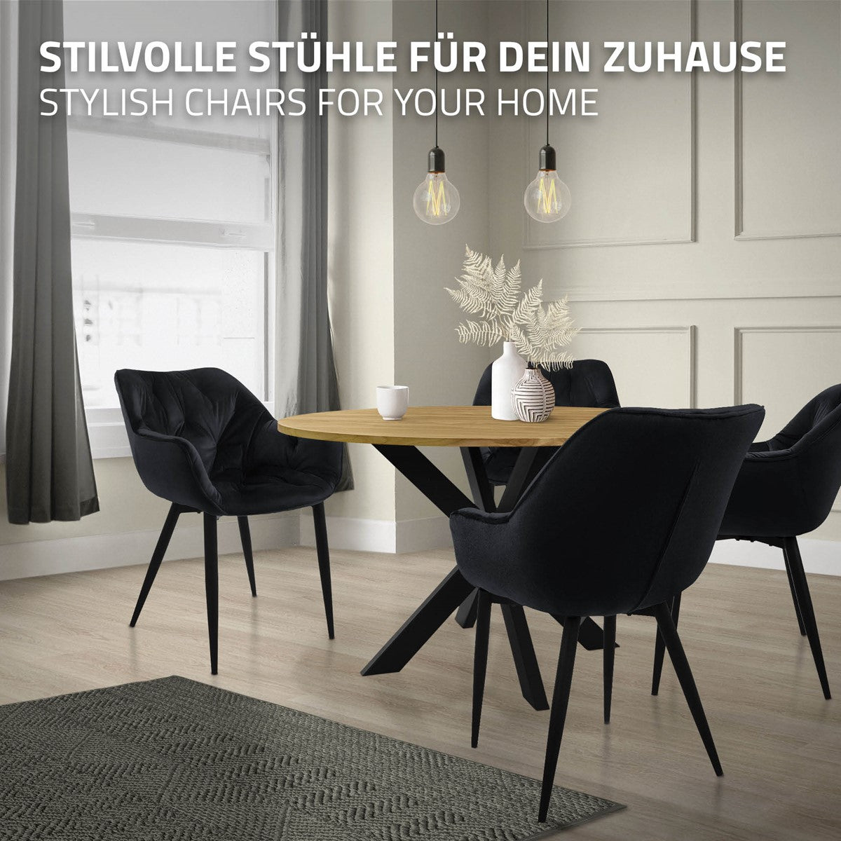 Ein runder Tisch mit vier schwarzen Stühlen in einem hellen Raum.
