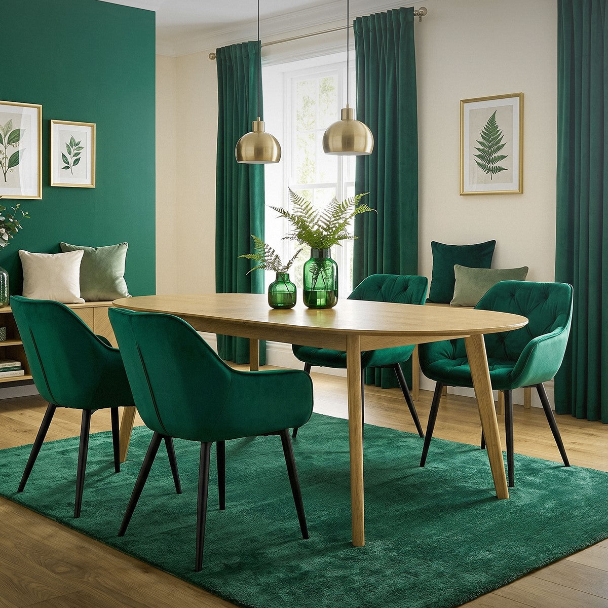 Esszimmer mit ovalem Tisch, grünen Stühlen und Pflanzen im Hintergrund.