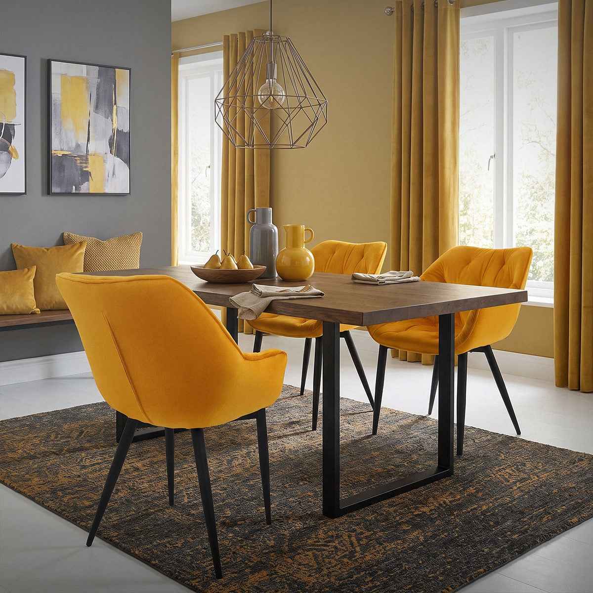 Ein Esszimmer mit einem Holztisch und gelben Stühlen, dekoriert mit Kissen.