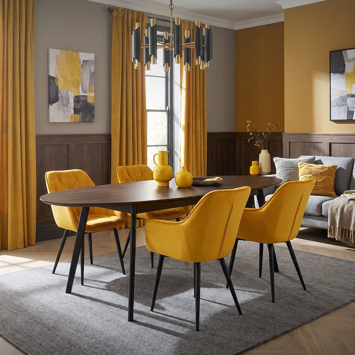 Ein Esszimmer mit gelben Stühlen, einem ovalen Tisch und gelben Vorhängen.