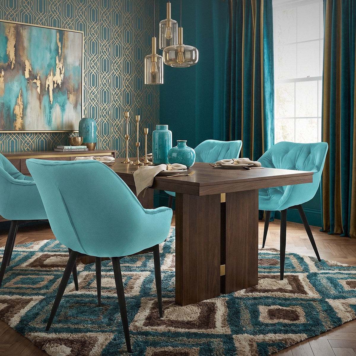 Ein eleganter Essbereich mit einem Holztisch und türkisfarbenen Stühlen auf einem gemusterten Teppich.