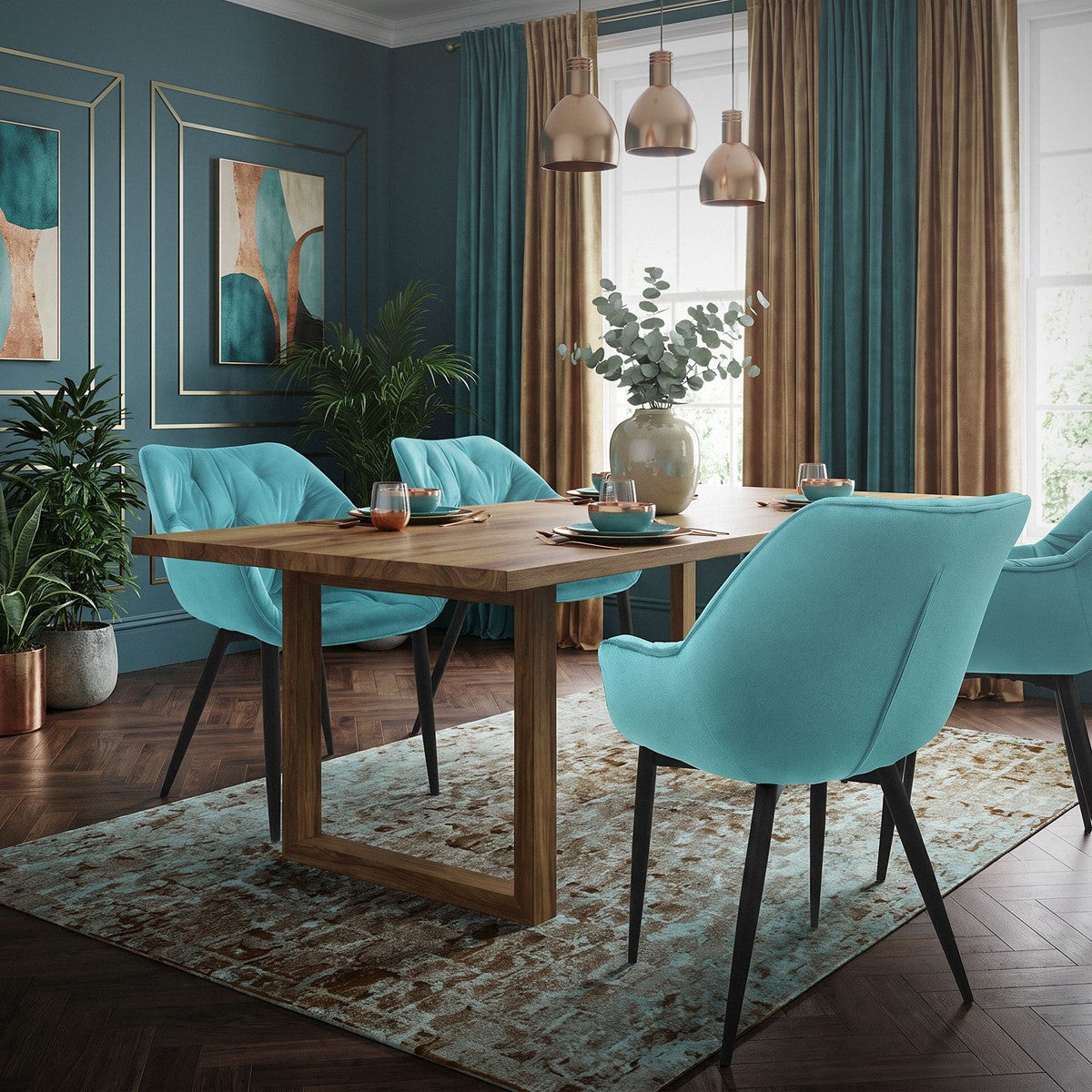 Ein Esszimmer mit einem Holztisch und blauen Stühlen, umgeben von Pflanzen.