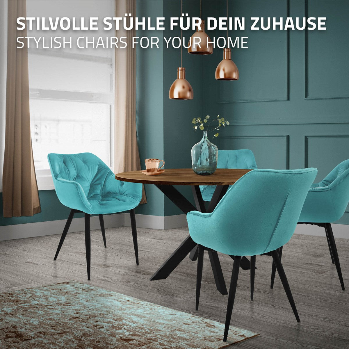 Ein Essbereich mit einem runden Tisch und vier türkisfarbenen Stühlen vor einer blauen Wand.